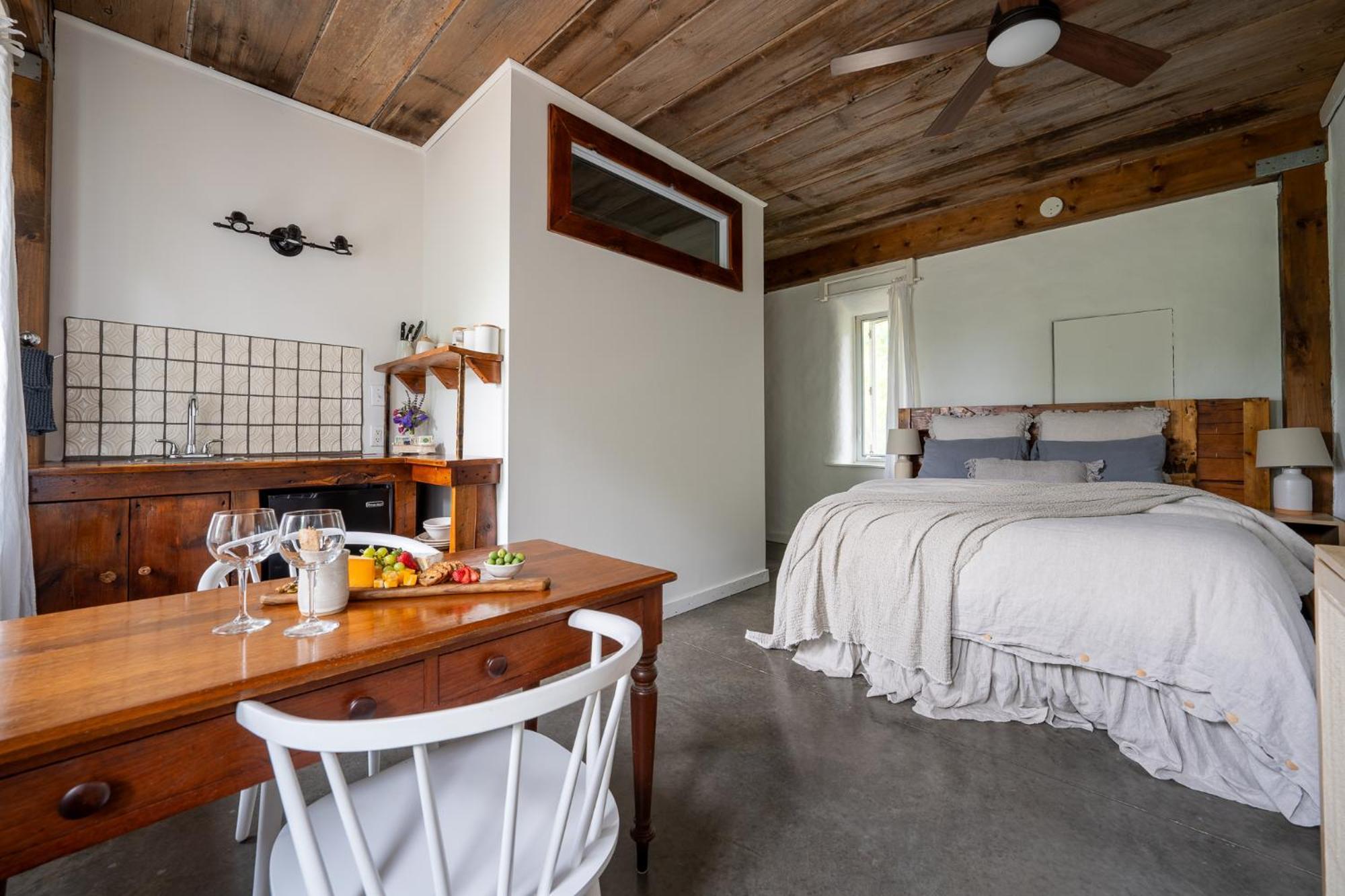 Owl'S Nest Suites Carrying Place ภายนอก รูปภาพ