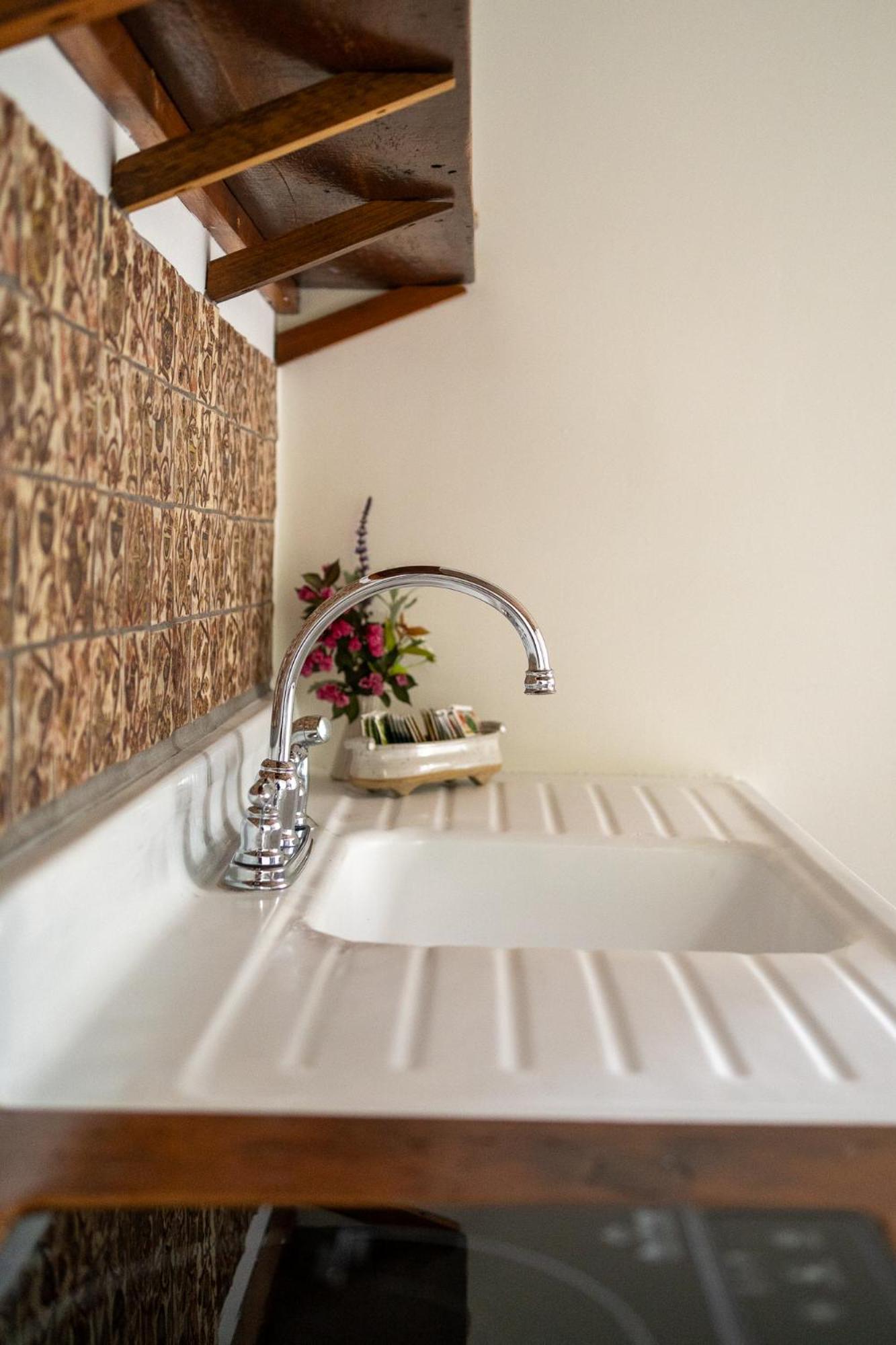 Owl'S Nest Suites Carrying Place ภายนอก รูปภาพ