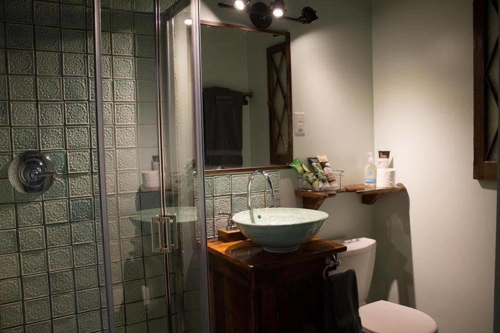 Owl'S Nest Suites Carrying Place ภายนอก รูปภาพ